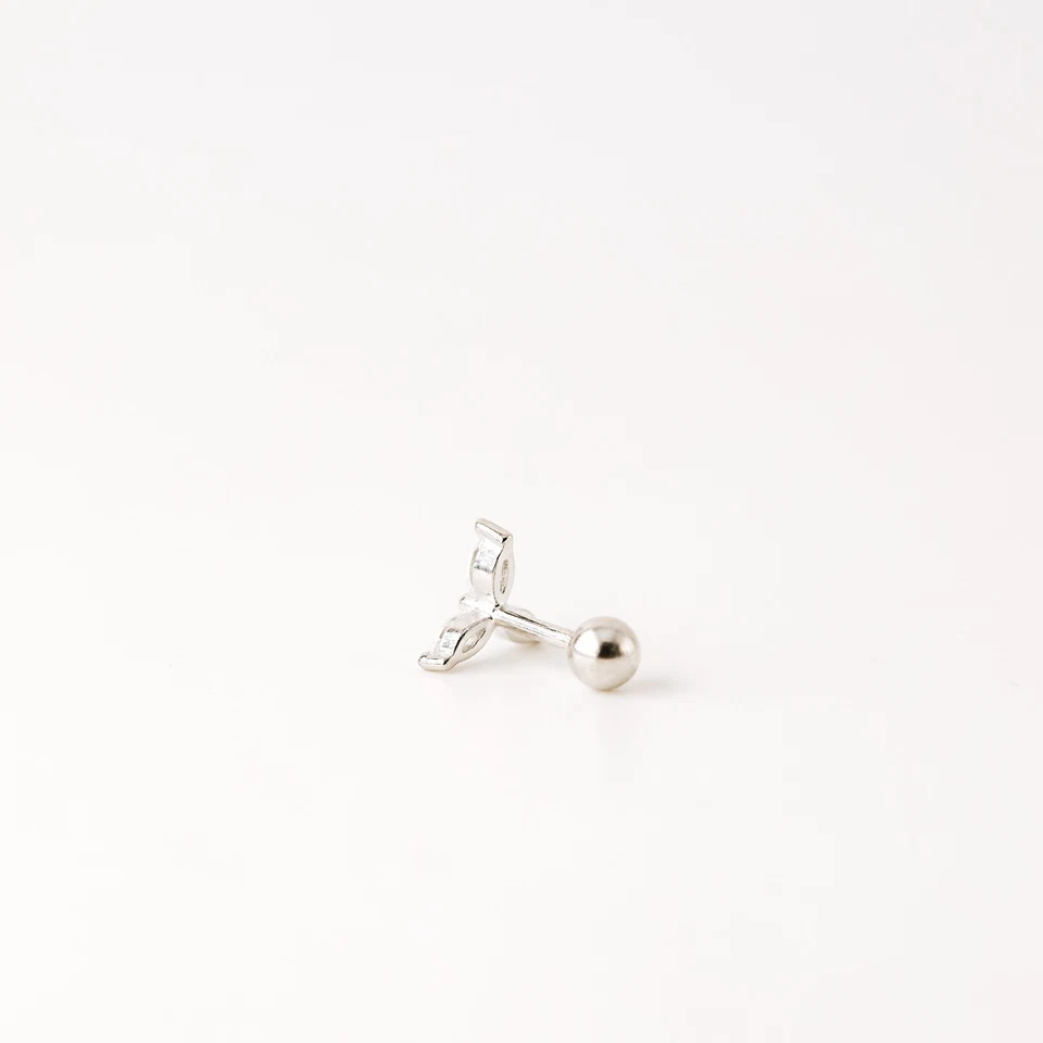 Dainty CZ Flower Piercing, Ball Screw Back Helix Earring - Immagine 3 di 4