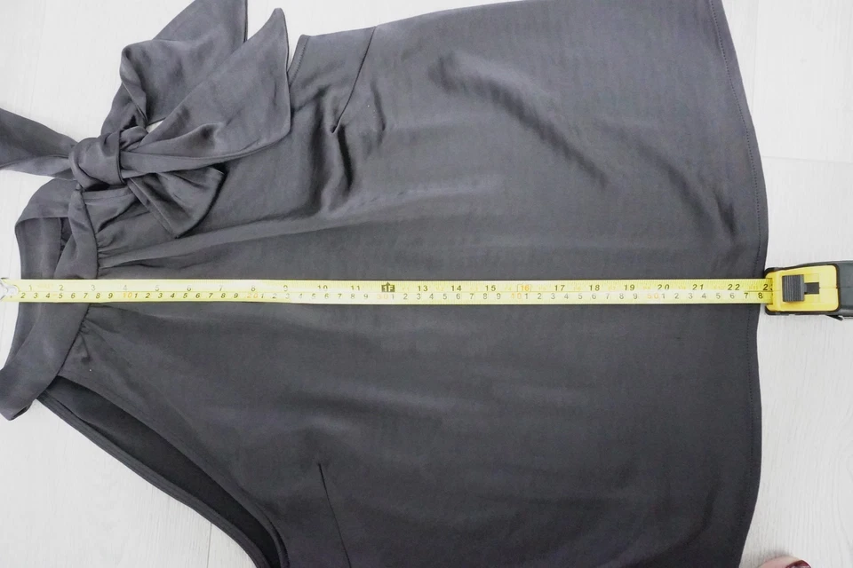 Top sin mangas INC International Concepts negro satinado lazo halter para mujer XS Foto 2 de 4