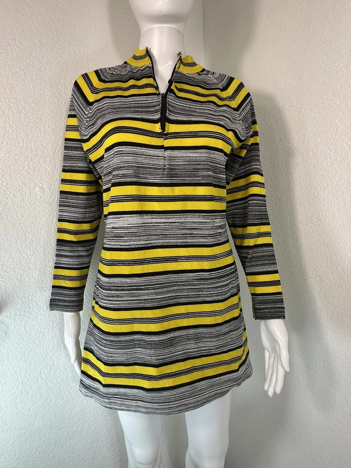 Mini vestido de malha vintage década de 1970 M amarelo preto cinza listrado mod gola com zíper retrô - Imagem 2 de 4