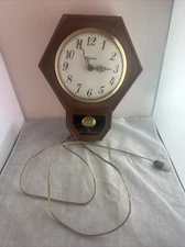 Spartus Clock Model X4600 With Pendulum. Works. Classic Design.