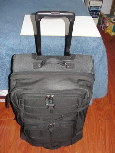 Quicksilver Venture Surf Snowboard Skate Wheeled Black Duffle Bag Luggage