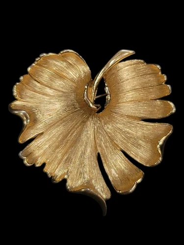 Vintage MONET Signed Brooch Pin Gold Tone Floral Leaf Costume Jewelry Beautiful❤