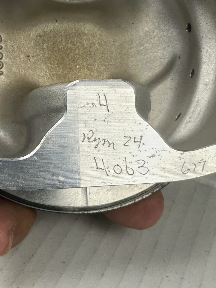 Pistón usado CP-Carrillo 4007D firmado por Doug Yates 28/88 Yates Racing Foto 4 de 4