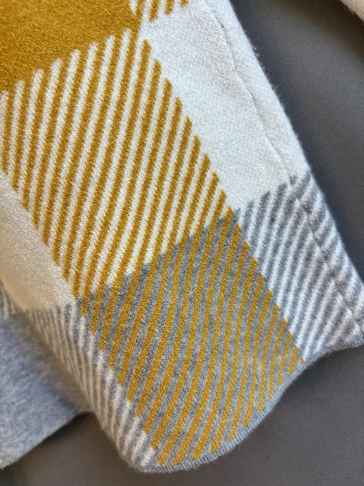 Suéter feminino Tahari gola simulada cinza mostarda malha geométrica mangas compridas tamanho P - Imagem 3 de 4