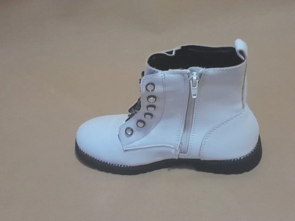 New Kurt Geiger White Combat boots With Chains And Crystal Size 4 - Image 3 of 4