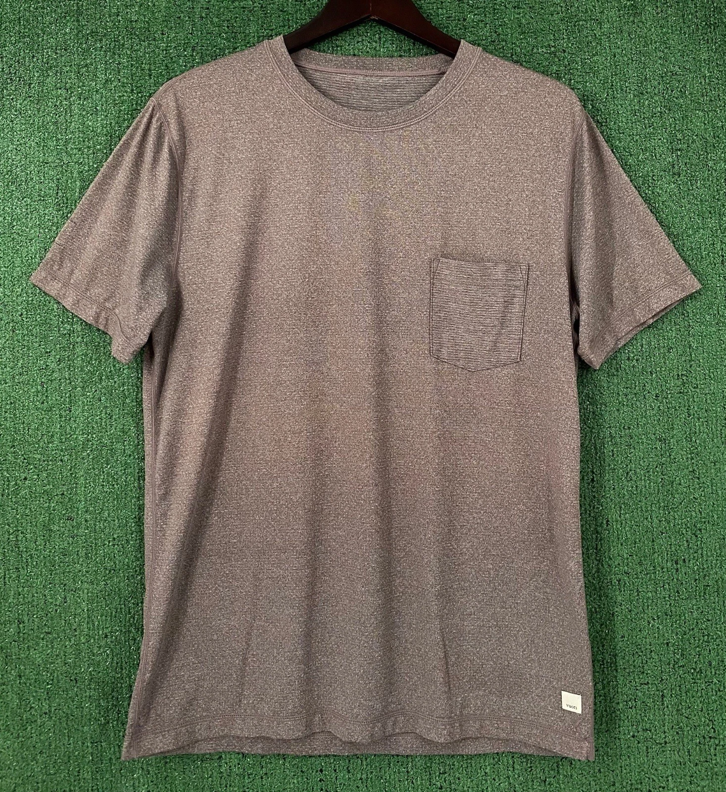 Vuori Tradewinds Performance Pocket Light Plum Tee T-Shirt Men’s Size Medium