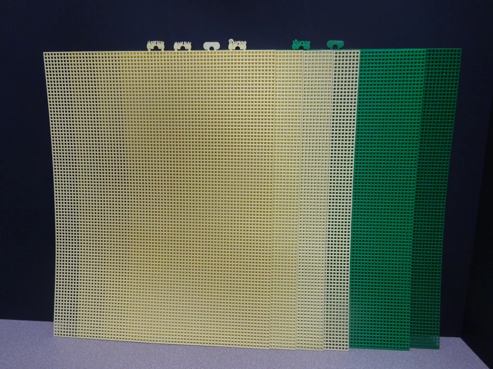 Lot of 6, Darice Zehrco-Giancola Plastic Canvas 7 Count 10.5" X 13.5" Sheets GRN - Image 3 of 3