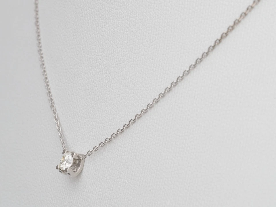 Collar solitario de diamantes Cartier de oro blanco de 18 quilates C de Cartier en caja PVP £4400 Foto 3 de 4