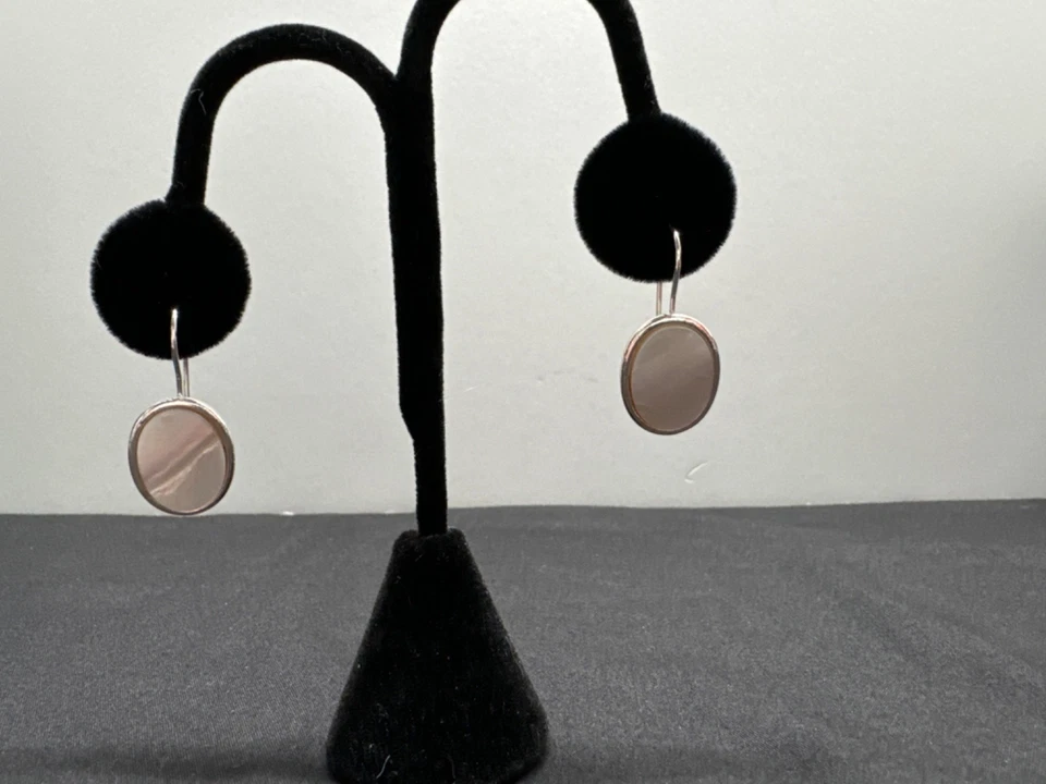 Juego de collar y pendientes Avon tono plata y madreperla Foto 2 de 4