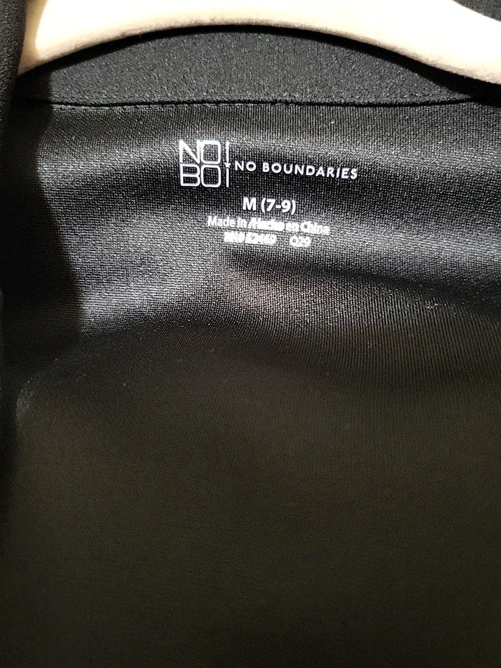 Blazer negro con mangas arrugadas No Boundaries para mujer talla mediana Foto 2 de 4