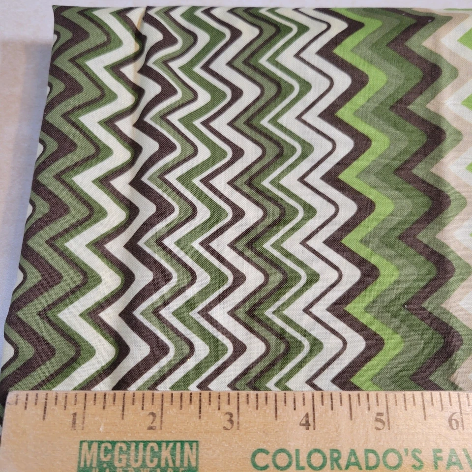 Tela de algodón verde marrón Chevron Elizabeth Caldwell paseo de jardín 1 yarda x 44” Foto 2 de 4