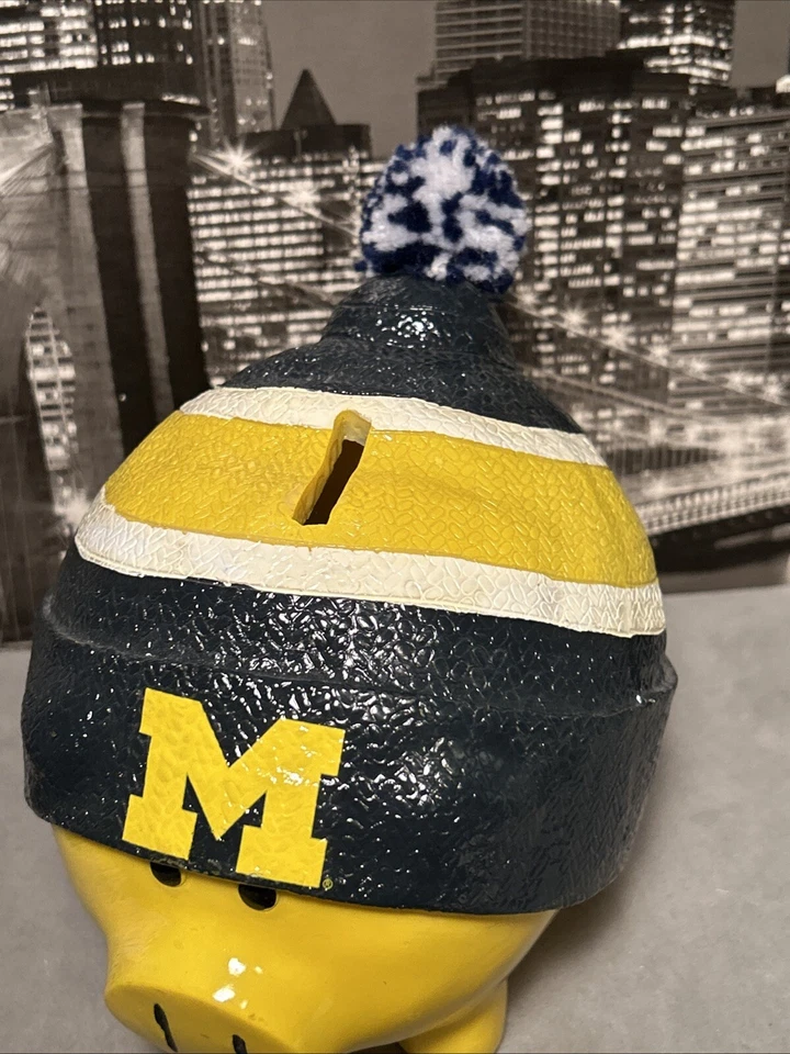 Michigan Wolverines Hucha Resina Cerdo en Poof Ball Sombrero Forever Coleccionables Foto 4 de 4