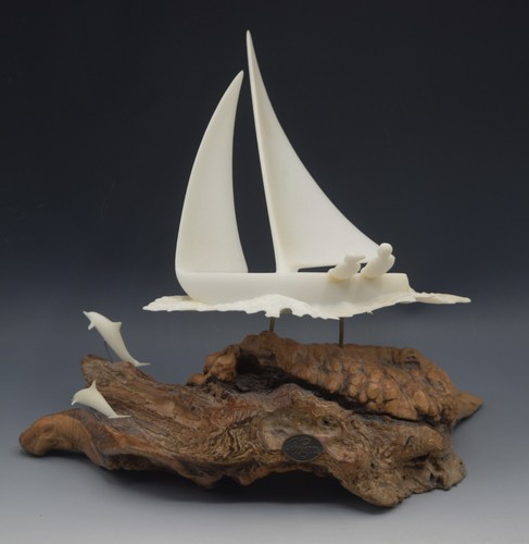 JOHN PERRY VELERO CON GENTE Y DELFINES GRAN ESCULTURA 12" VINTAGE - Imagen 4 de 8