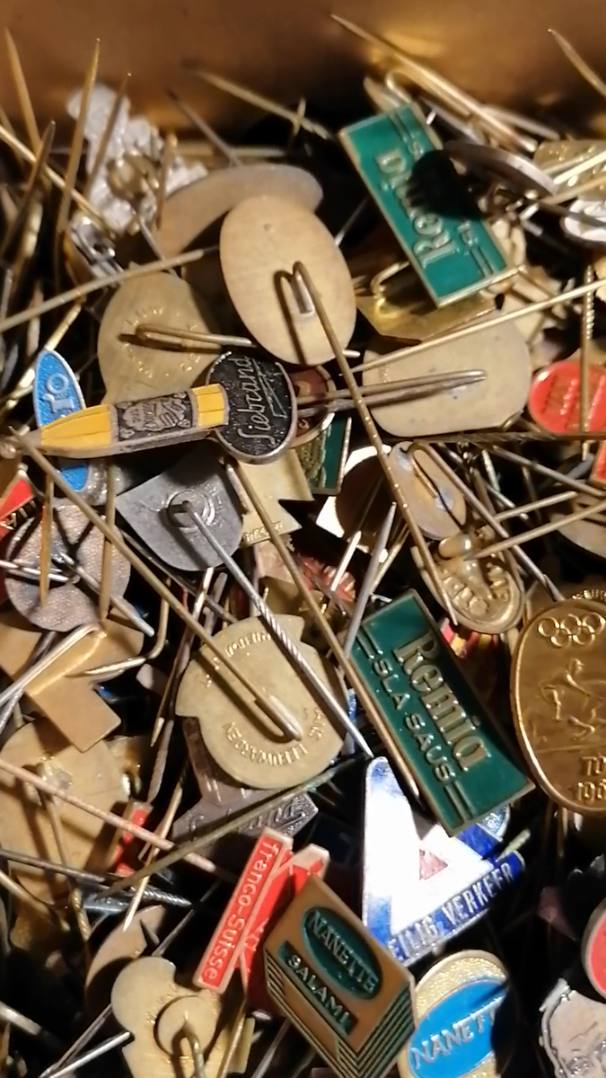Insigne Pin's Vintage Dos Métal - Programme Télé « 10 Pour Un Oiseau Rare », Collection Années 70-80