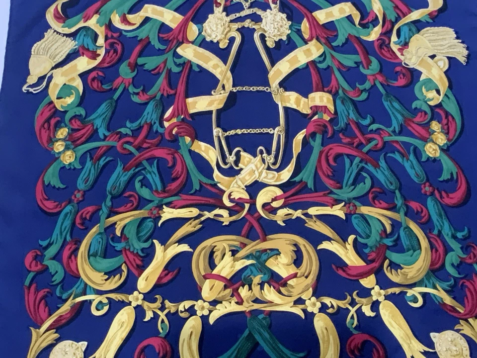 Bufanda Hermes Paris Le Mores "A La Connétable" H.Rolled 100% seda 35 " PEC Foto 3 de 4