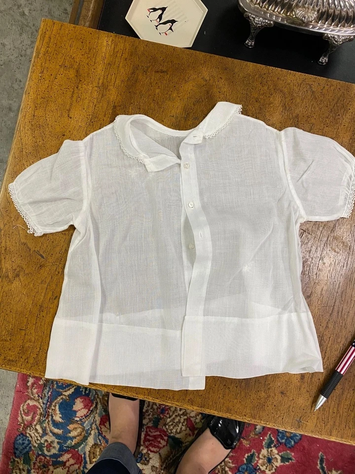 Vestido de bebé blanco bordado vintage hecho a mano con cuello Foto 2 de 4