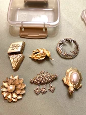 Lot 336- Small Fab Lot Special Finds, Pins / Brooches Wear & Craft Lot