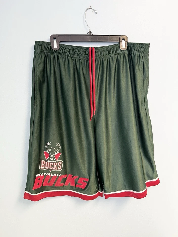 Shorts de basquete Milwaukee Bucks 2XL verde vermelho logotipo retrô equipamento para fãs da NBA - Imagem 3 de 4