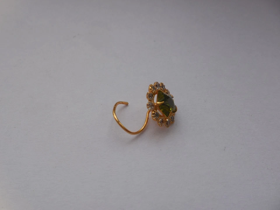 Pin de nariz de diseñador piercing cristal verde tachuela grande joyería anillo de nariz chapado en oro Foto 3 de 4