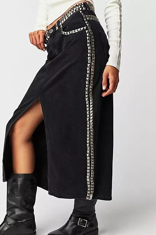 Falda midi Free People x One cucharadita cintura 35" negra algodón con tachuelas precio de venta sugerido por el fabricante $318 Foto 3 de 4