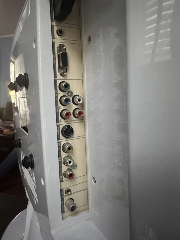 Insignia  NS-LCD19W-09  19"  720P HDMI TFT-LCD TV(White)W/Remote Retro-Gaming - Image 4 of 4