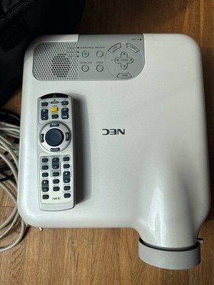 NEC LT245 Beamer Projektor XGA 1284h Lampe  VGA  inkl. Fernbedienung & Tasch