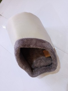 Banbury & Co Cosy Hide Snug Cave Cream & Grey Fur Lined Cat Bed 45x40x25cm