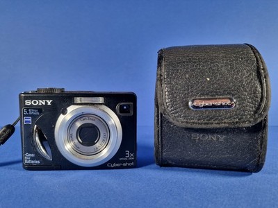 SONY CYBERSHOT DSC-W15 5.1 Mega Pixel Digital Camera - WORKS Slight Fault!