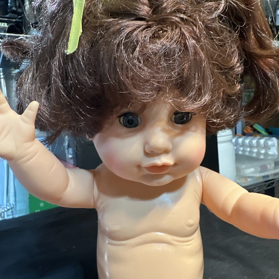 Cititoy True to Life 婴儿娃娃 1985 年昏昏欲睡的蓝眼睛深卷发收藏品 — 第 2/4 张图片