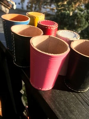 Würfelbecher Leder- kolor blau, pink, gelb, weiss, schwarz, rot, grün farbig