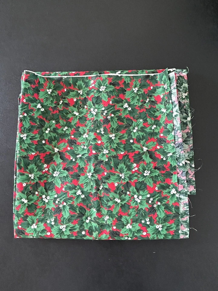 Рождественская швейная ткань Holly Berry зеленый красный шелк Northscott 30 дюймов x 44 дюйма - Изображение 2 из 3