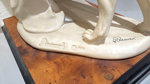 GIUSEPPE ARMANI SCULTURA DONNA CON CANE EDIZIONE LIMITATA FLORENCE 1987 - Foto 13 di 20