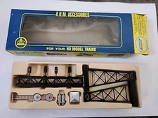 AHM, 2-Track Span Gantry 4 Block Signals Target Signal Relay House, 5613