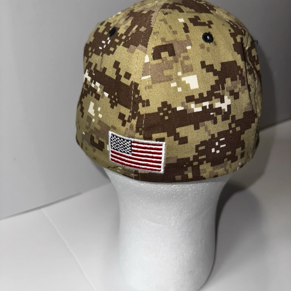 Gorra Cape Cod Liga de Béisbol Camuflada Zephyr Ajuste Flexible L -Firmada por Equipo Año Desconocido Foto 3 de 4