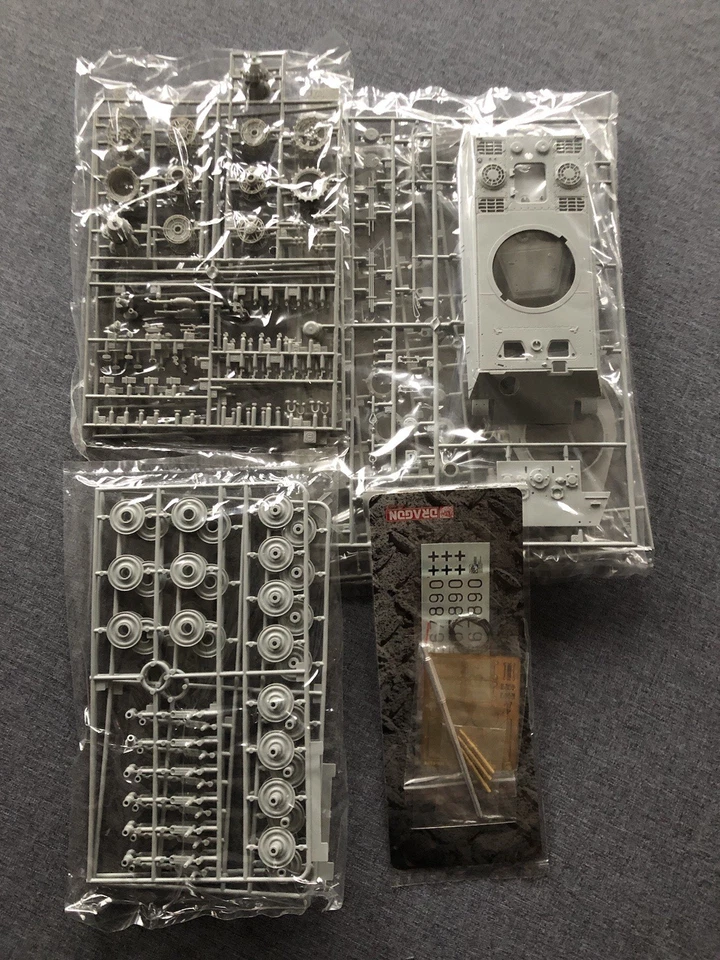 Dragon  King Tiger Late Production Ardennes 1944 Nr. 6232 Maßstab 1:35 - Bild 3 von 3