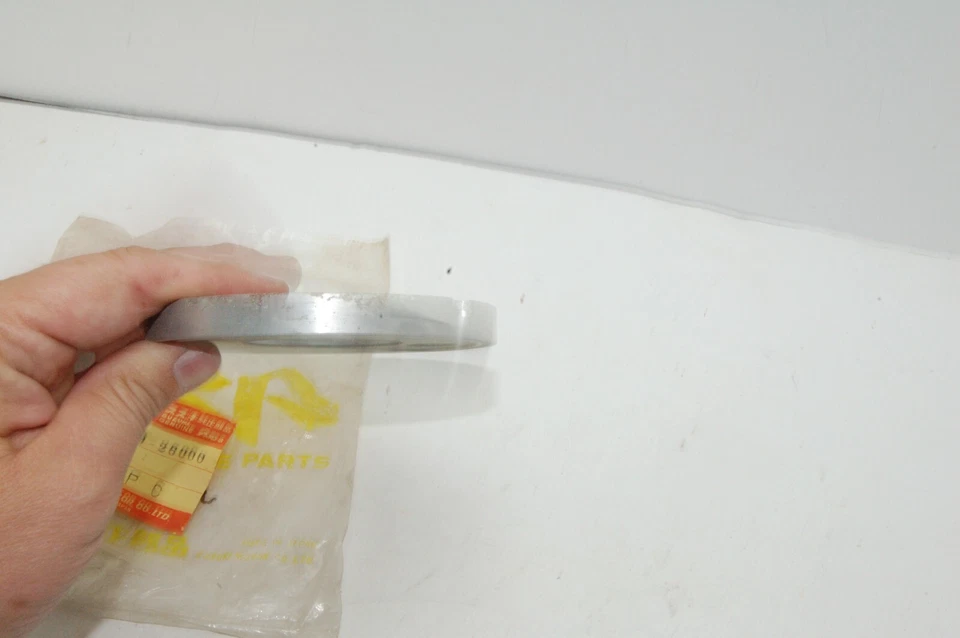 NOS GENUÍNO SUZUKI 12450-26000 VIRABREQUIM VÁLVULA EXTERNA ASSENTO TS50 TM75 TS75 FABRICANTE DE EQUIPAMENTO ORIGINAL - Imagem 4 de 4