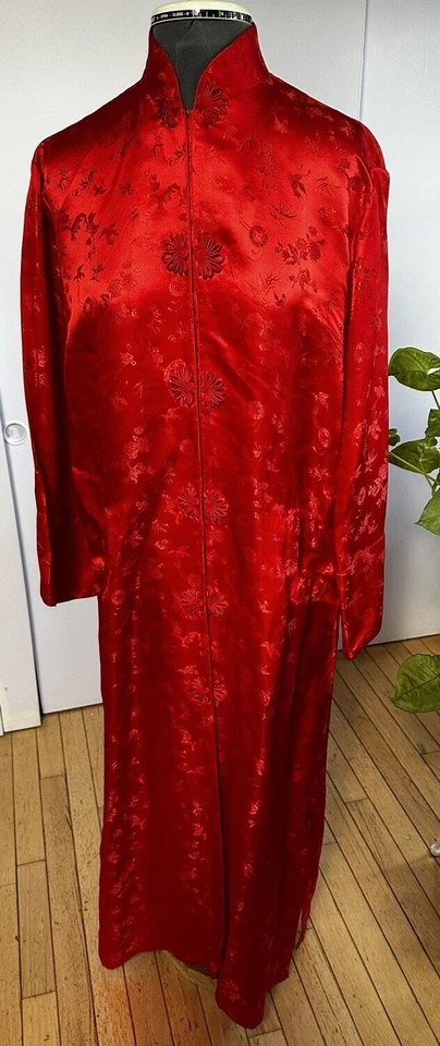 Bata china de larga longitud hecha a medida de seda roja en relieve Foto 2 de 4