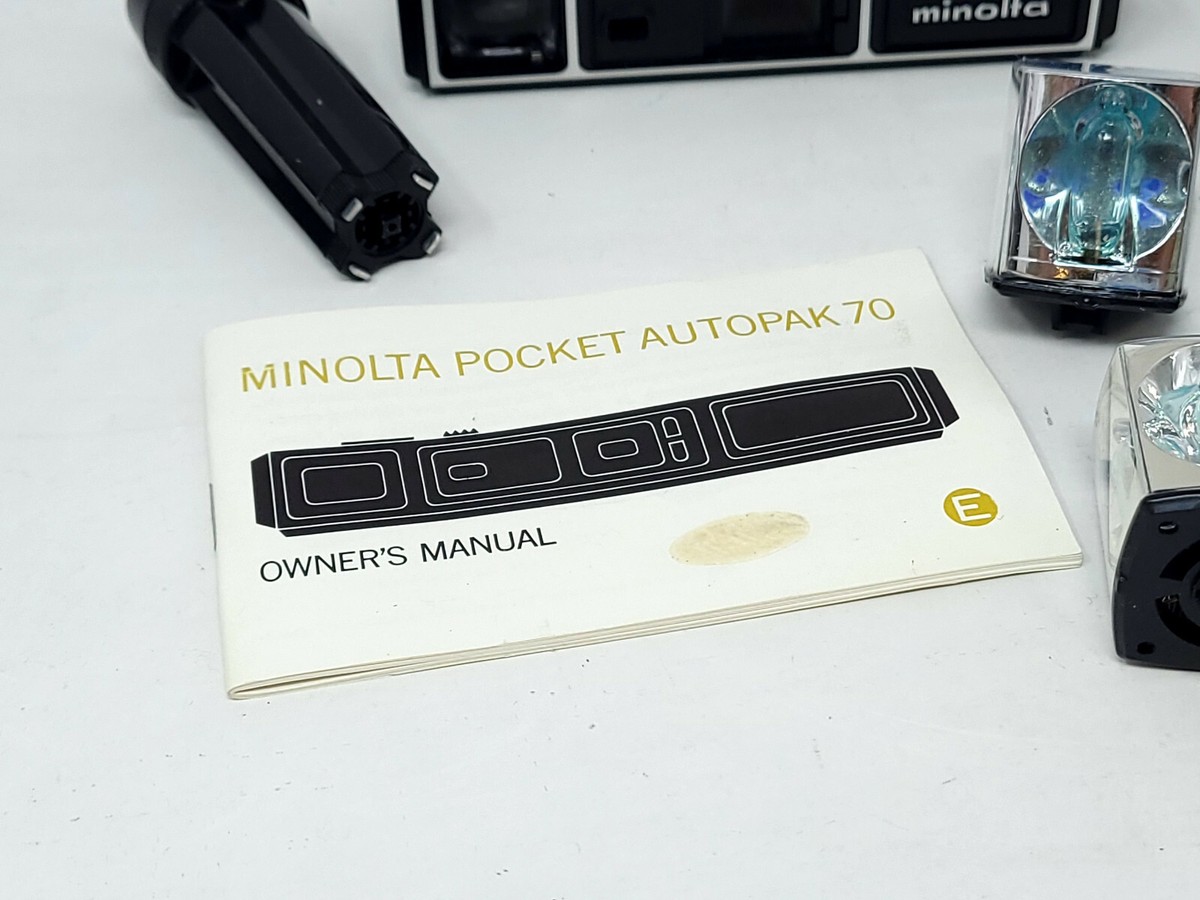 Vintage Minolta pocket autopak 70 - with flash cubes, stand