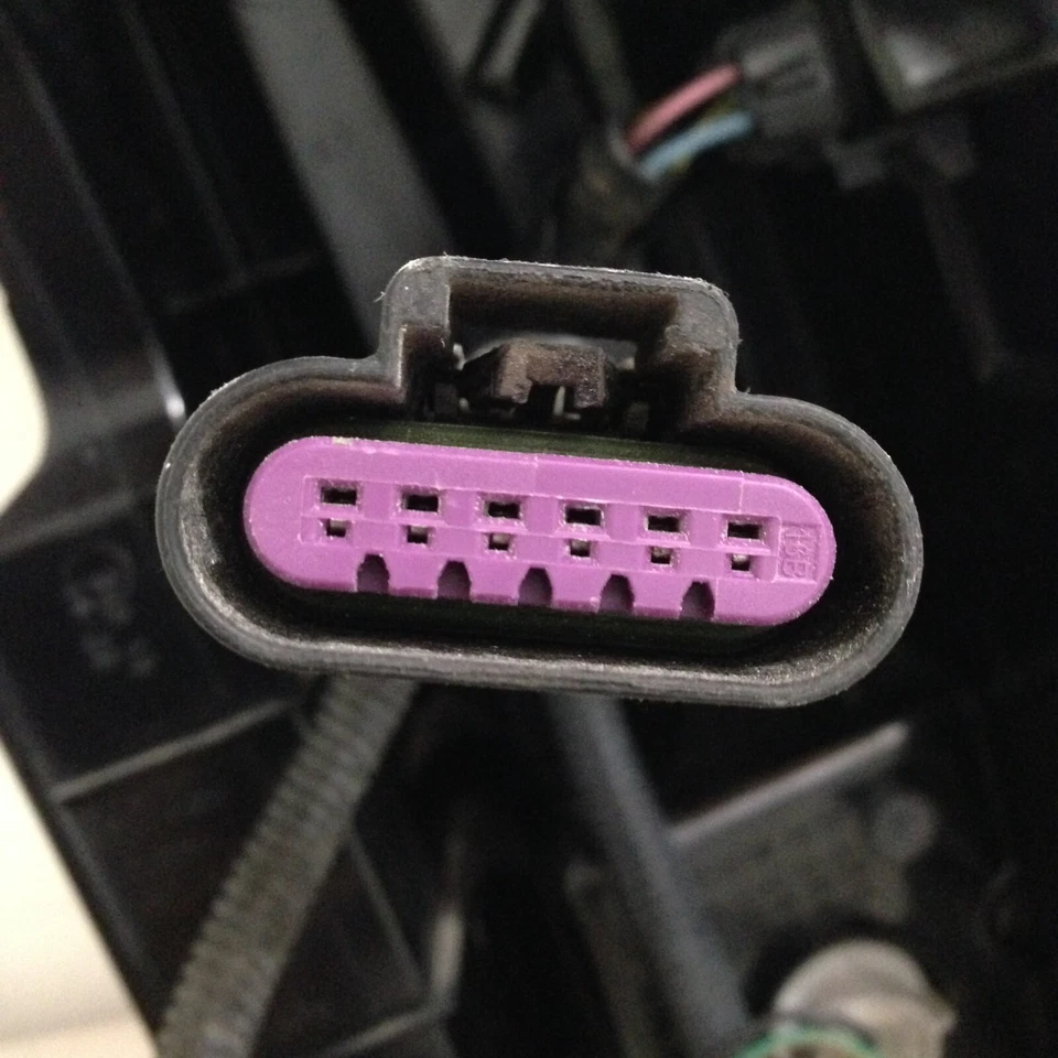 Luz trasera izquierda del conductor 22884387 OEM brillante Cadillac Escalade/ESV 2007-2014 Foto 3 de 4