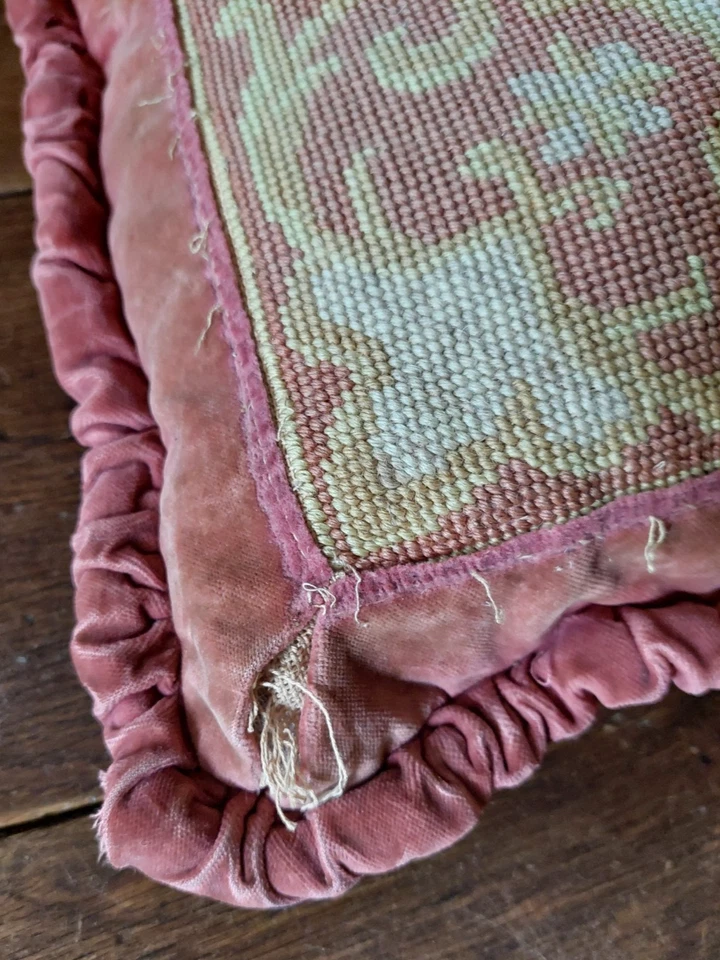 Coussin ancien tapisserie petits points et velours fin XIXème - Photo 4/4
