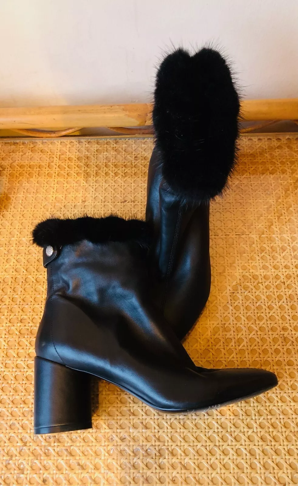 Bottes vintage Dior en cuir noir avec garniture fourrure de vison y2k Galliano Dior