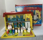 Vintage Fisher Price Little People #931 Play Family CHILDREN'S HOSPITAL Set IOB