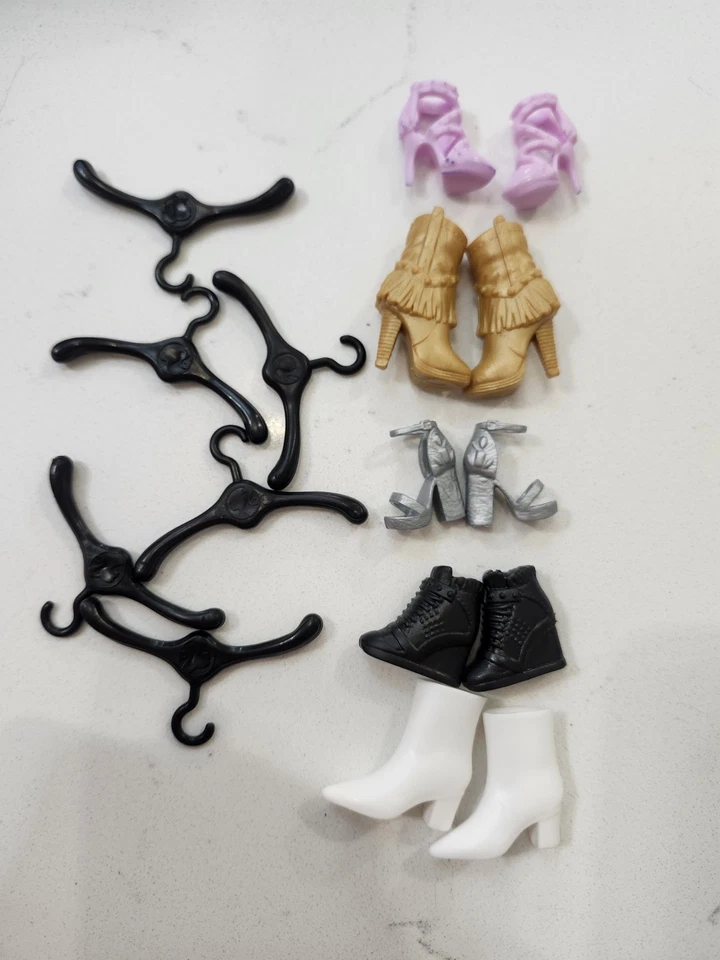 Mattel Barbie Doll & Closet Wardrobe Carry Case w/Clothes, Shoes, Accessories - Image 4 of 4