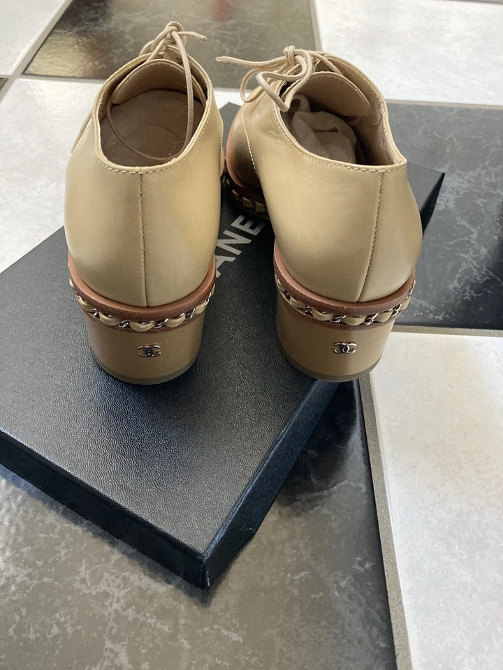 NUEVO EN CAJA 100% AUTÉNTICOS Chanel 14K Beige Cuero Cadena Cordones Zapatos Oxford $1575  Foto 4 de 4