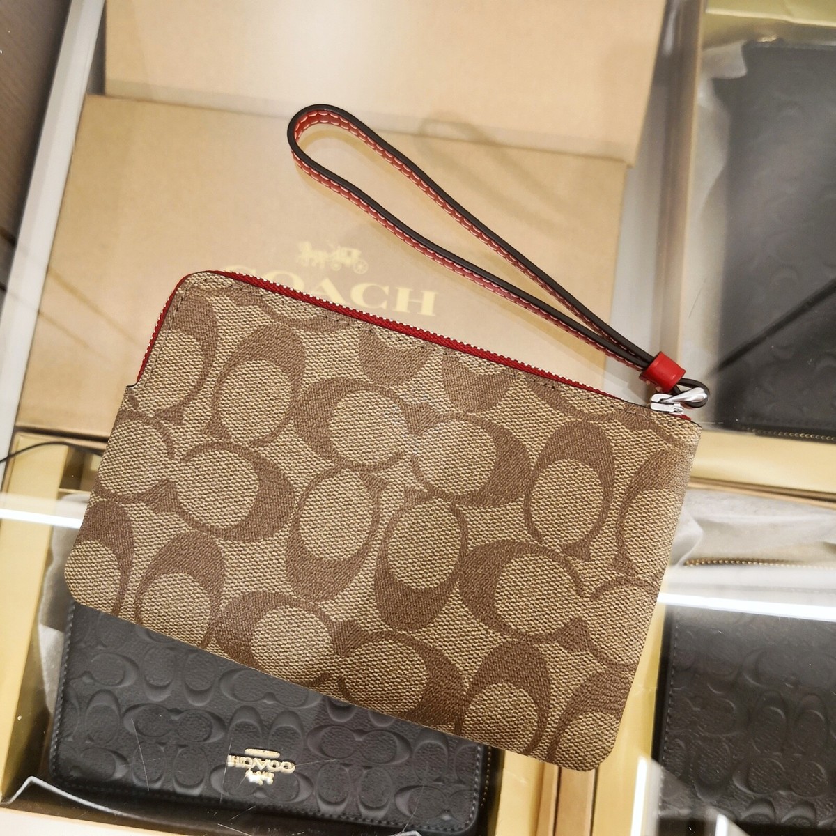 【COACH】シグネチャー イチゴ ジップ リストレット CH530 公式】コーチアウトレット | コーナー ジップ リストレット