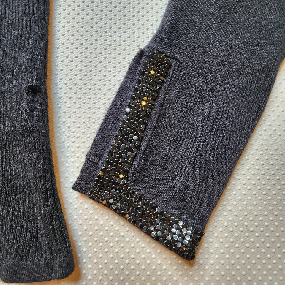 Suéter Yuka Mujer Pequeño Negro Malla Metal Acento en Cuello en V y Puño Dividido Foto 3 de 4