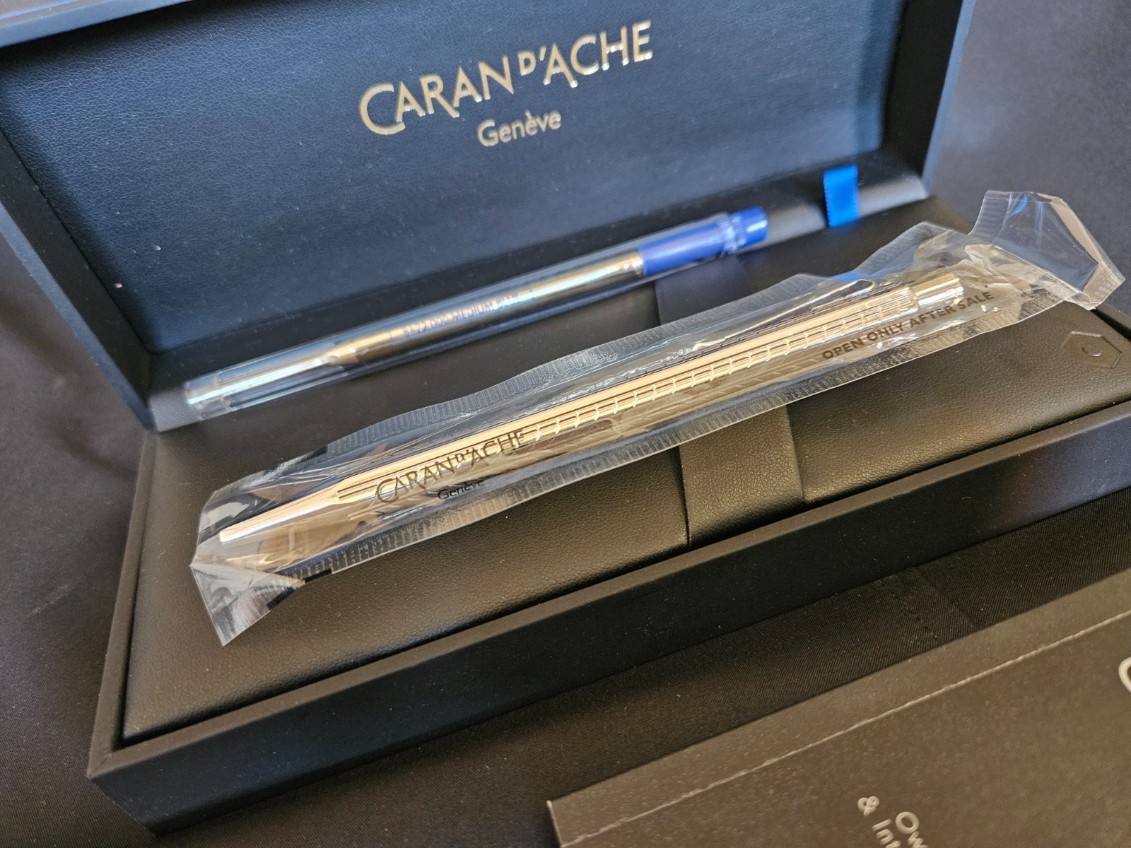Caran d'Ache Ecridor stylo bille de luxe argenté en coffret Emil Frey