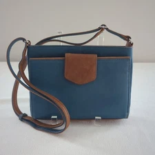 ili New York Pointed Tab Crossbody Organizer