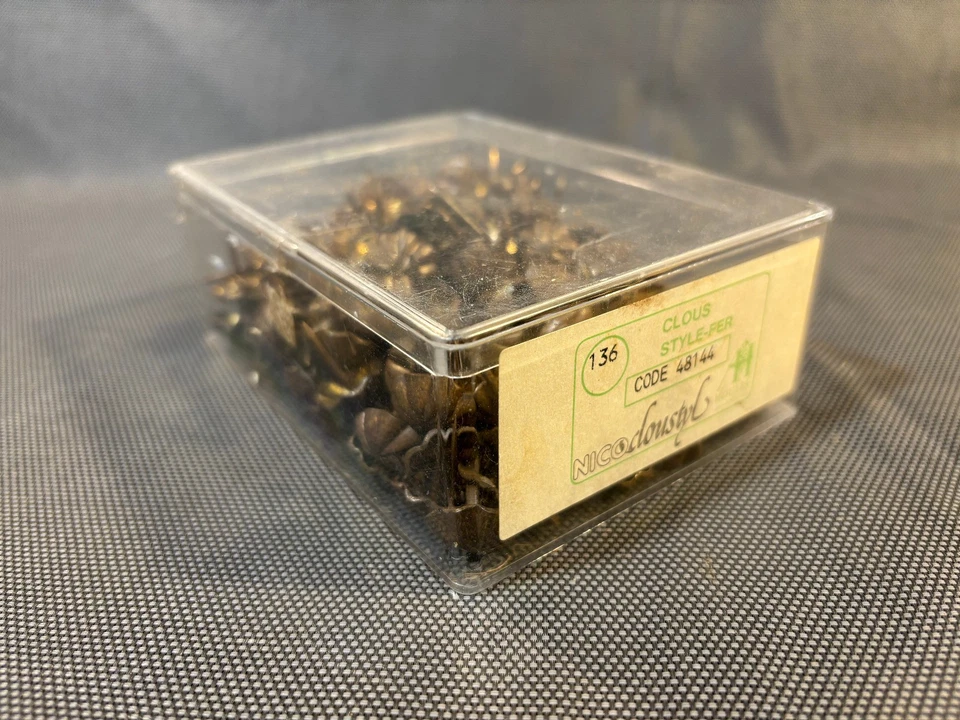 Lot de 190 anciens clous tapissier bronze rosace pour fauteuil bergère voltaire - Photo 4/4