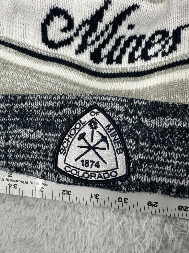 Gorro School Of Mines Toque Adulto Tamanho Único Cinza Branco Pom Colorado Carvão Zephyr - Imagem 3 de 4